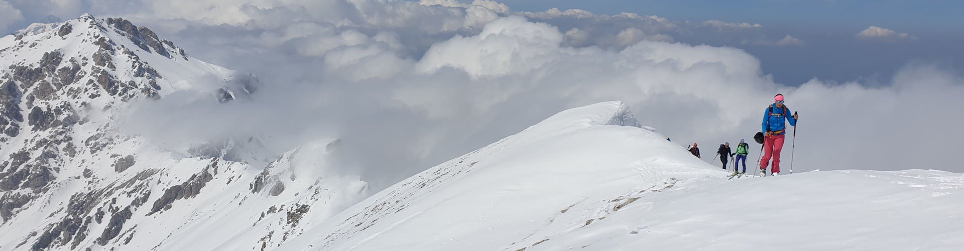 aus den Wolken auftauchen